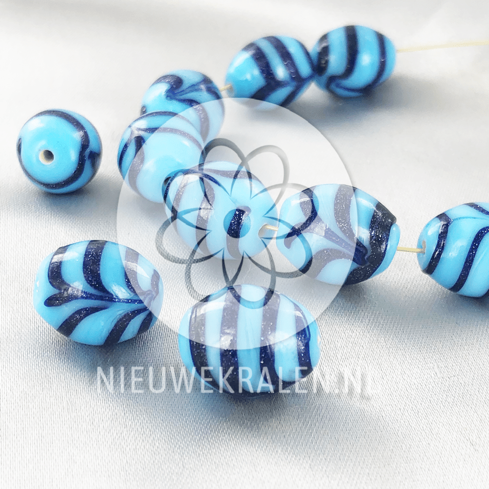Kromanti kralen ovaal 13mm blauw met zwarte lining en glitter