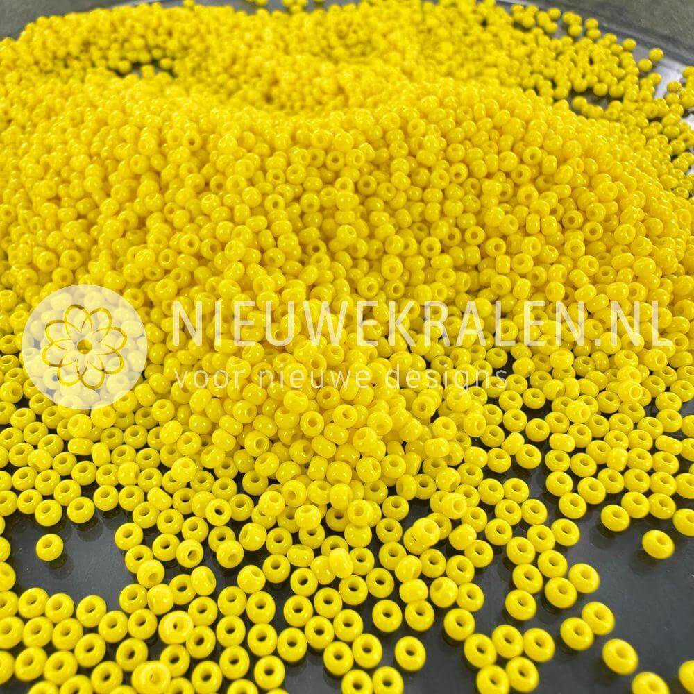 Preciosa rocailles 11/0 opaque yellow 2 mm Tsjechische glaskralen