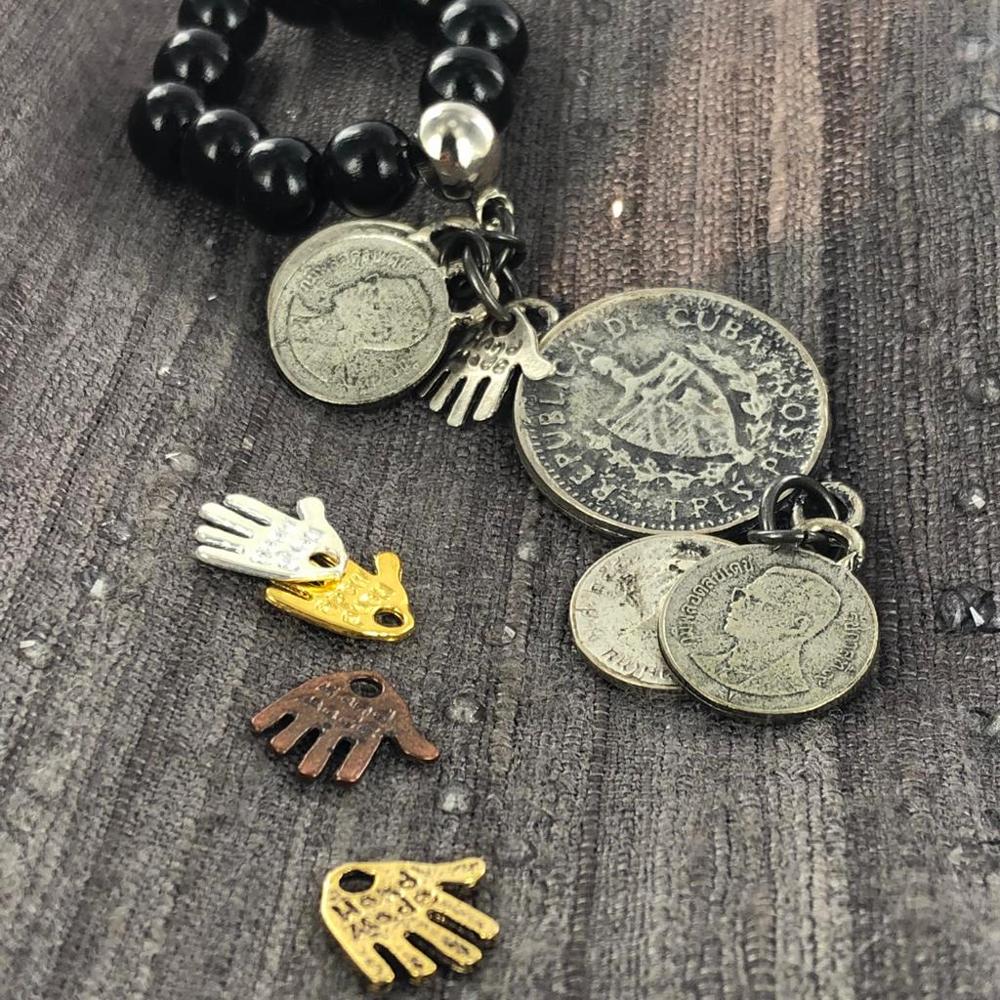 Bedeltje hangertje 11mm handje met Hand made afdruk antiek goud per 1 stuk