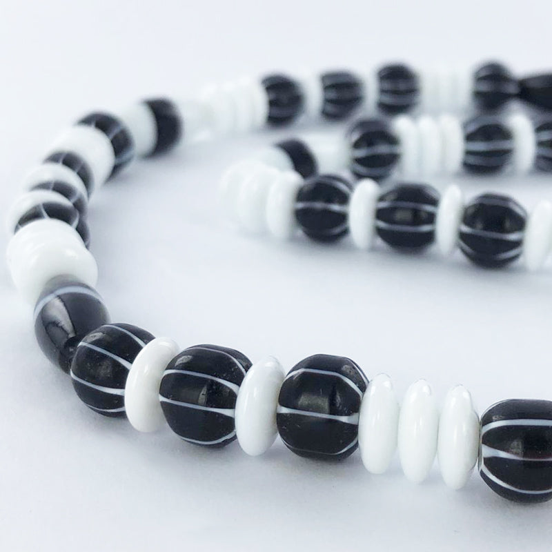 Gestreepte glaskralen rond 8mm zwart wit per 5 stuks
