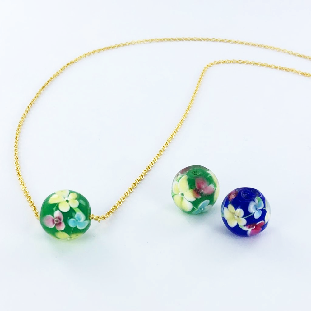 Glaskralen met bloemen 12mm rond groen per stuk