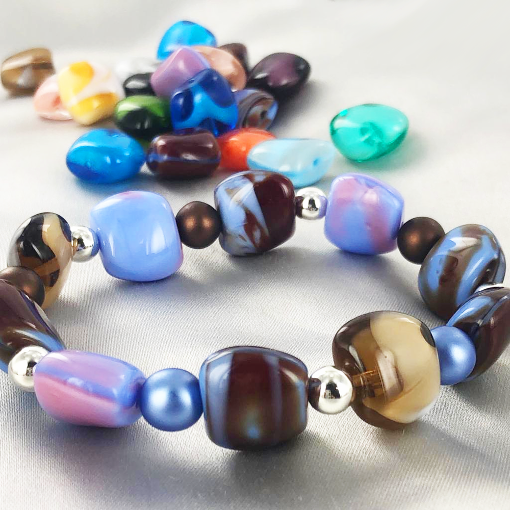 Sieraden maken inspiratie met rechthoekige glaskralen met een lichte twist tweekleurig