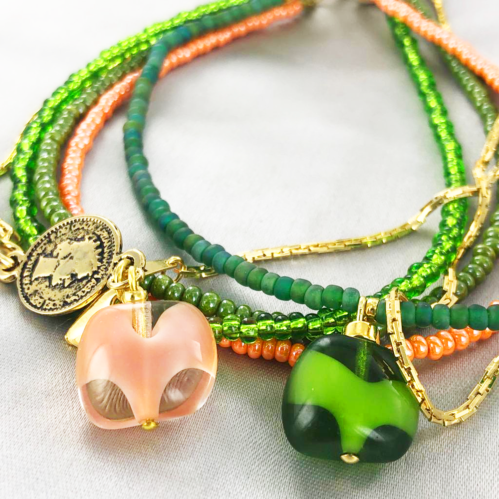 Sieraden maken inspiratie met rechthoekige glaskralen met een lichte twist tweekleurig