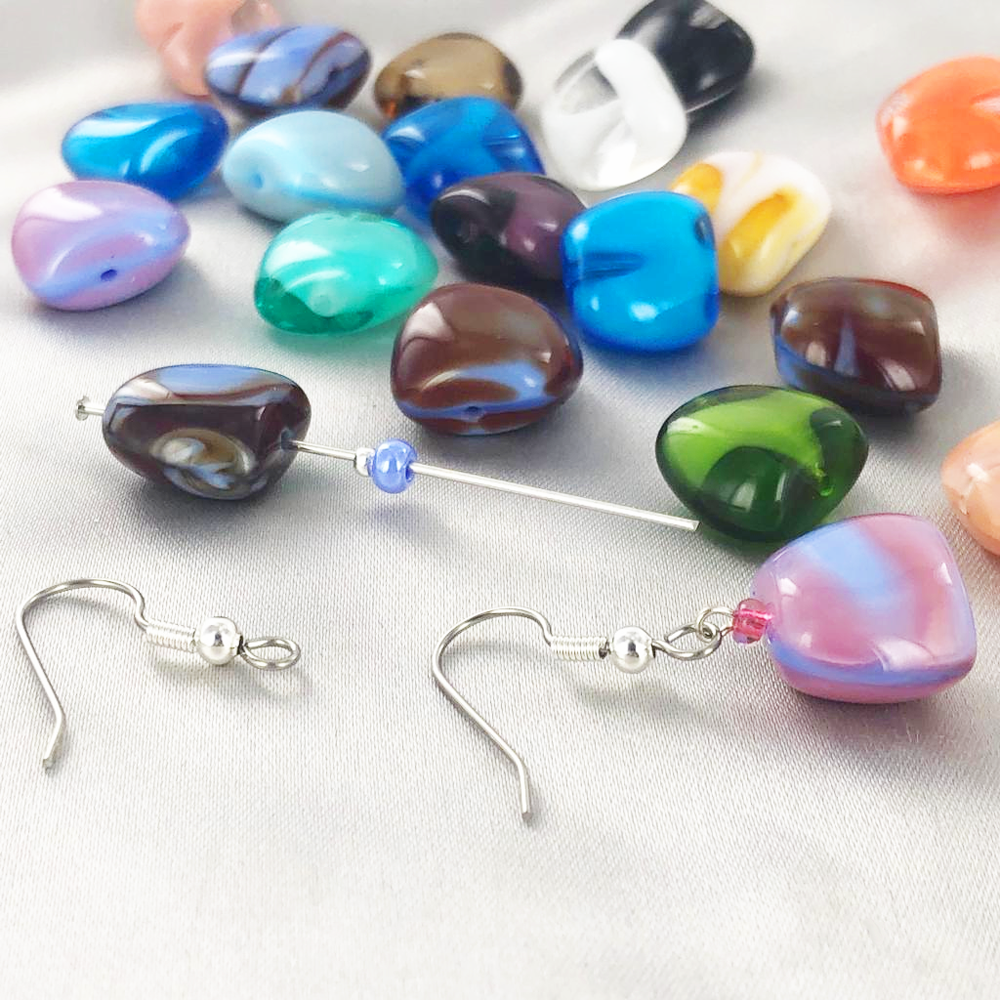 Sieraden maken inspiratie met rechthoekige glaskralen met een lichte twist tweekleurig