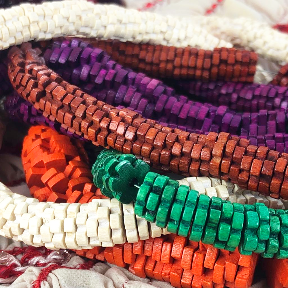 Unieke houten bloemkraal voor sieraden maken inspiratie Nieuwekralen