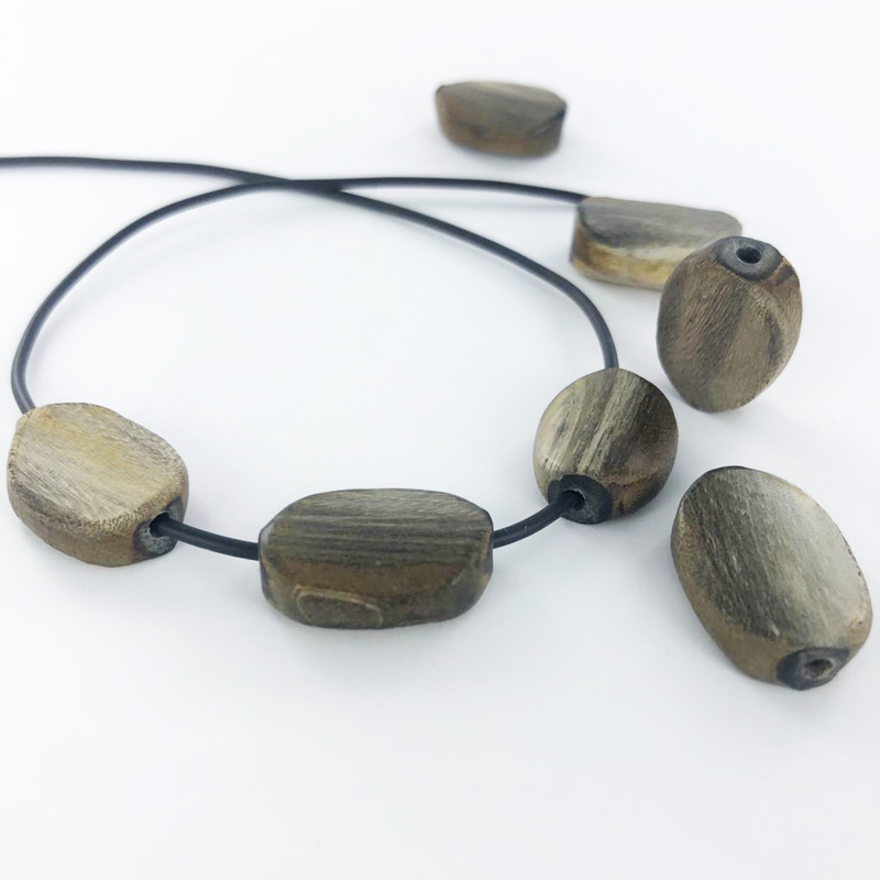 Kralen ovaal 19mm naturel grijs per 5 stuks