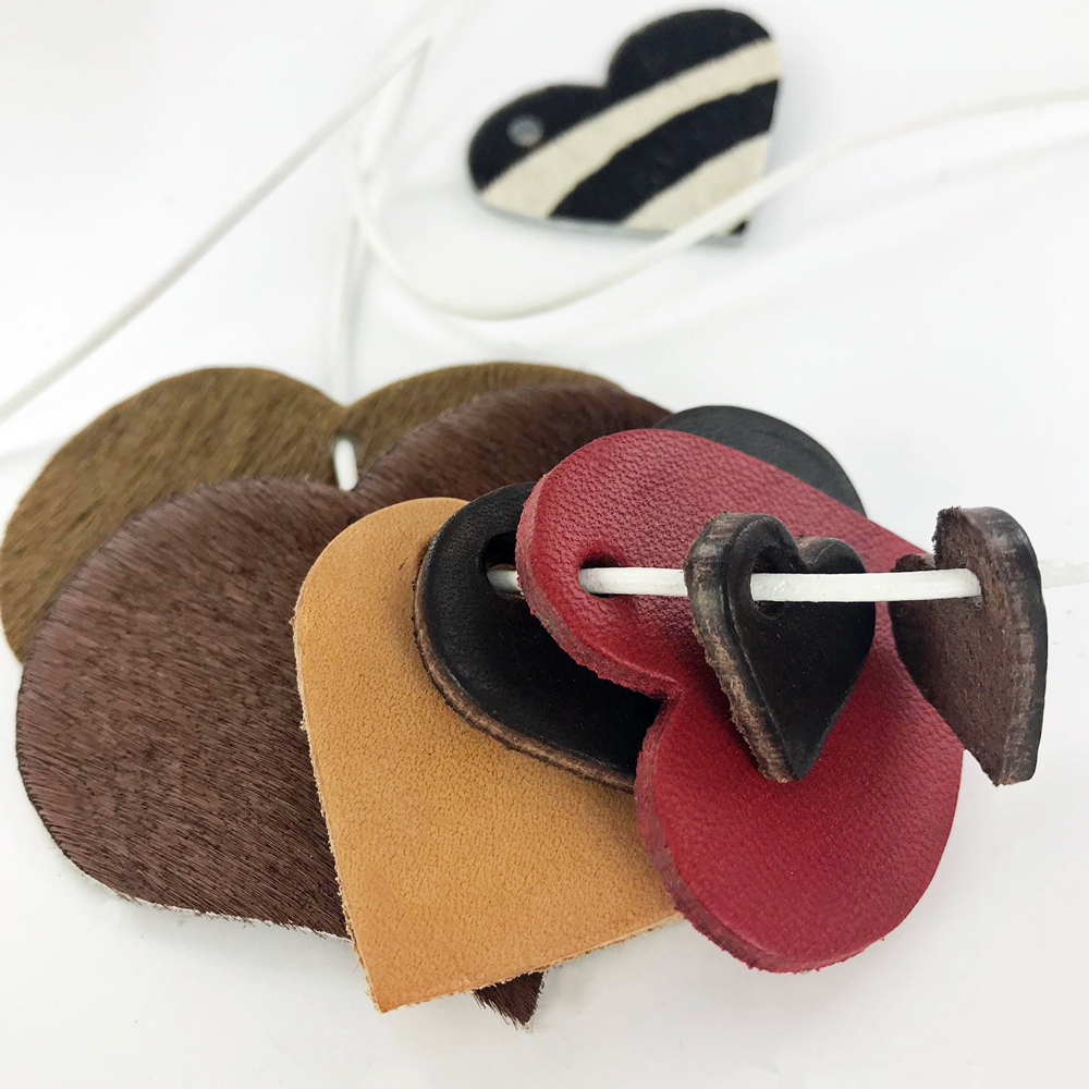 Leren hart hanger 50mm zwart per stuk