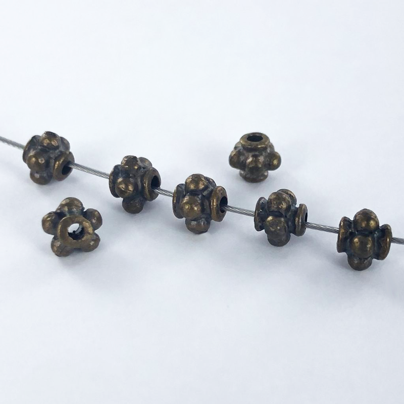 Metalen kralen 5mm rond met bolletjes per 5 stuks - NieuweKralen