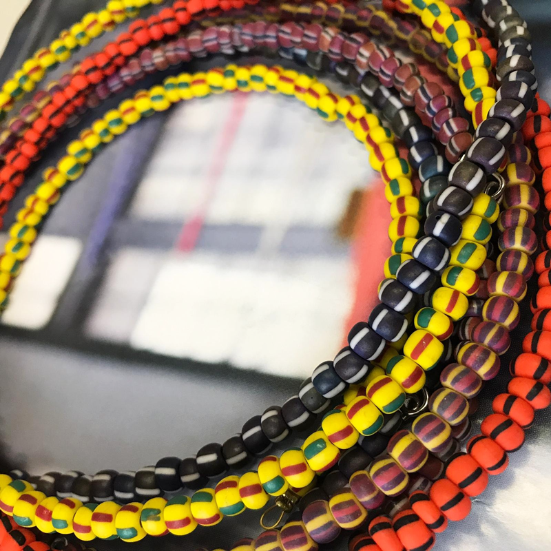 Rocailles gestreept 4/0 wit geel per 10 gram