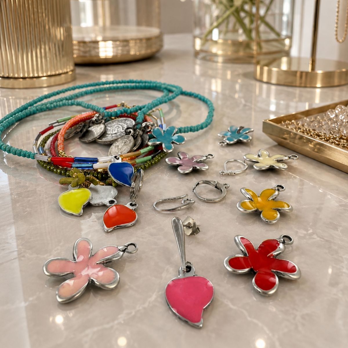 Bedels en hangers met kleurrijke kralenkettingen voor het maken van sieraden