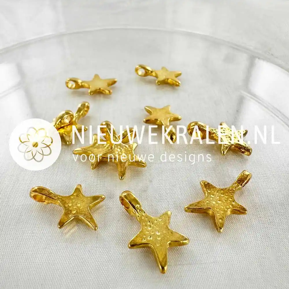 Bedel hanger sterretje verguld 18mm voor het maken van sieraden. Prachtig bedeltje, hangertje in de vorm van een sterretje met een oogje.