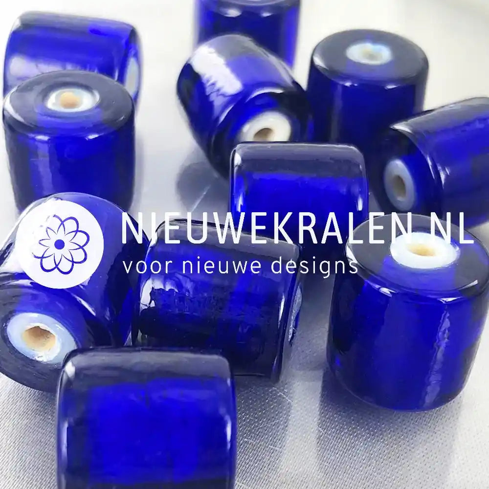 Ingi boka kralen cilinder 15mm blauw met witte binnenkant voor het maken van Surinaamse sieraden.