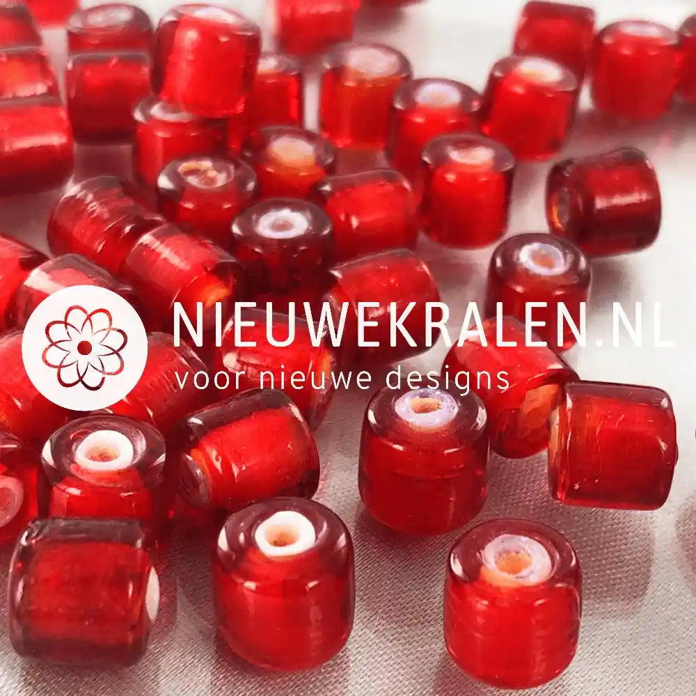 Ingi boka kralen cilinder 7mm rood met witte binnenkant voor het maken van Surinaamse sieraden.