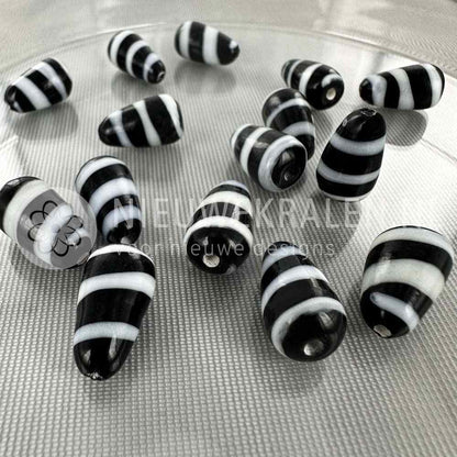 Kromanti druppel glaskralen zwart-wit 17×10mm – handgemaakte glaskralen, elke kraal is uniek en perfect voor Surinaamse sieraden.