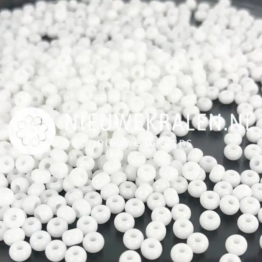 Preciosa rocailles 6/0 (4.1mm) opaque wit voor sieraden maken, borduren en beadweaving. Tsjechische kleine glaskralen.