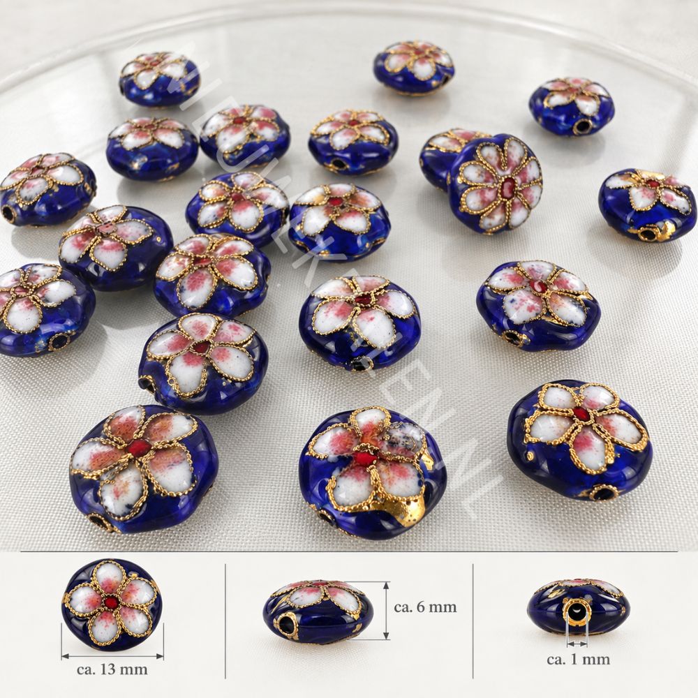Blauwe plat-ronde cloisonné kralen van 13 mm met bloemen in wit, rood en roze emaille en goudkleurig draadwerk.