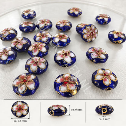 Blauwe plat-ronde cloisonné kralen van 13 mm met bloemen in wit, rood en roze emaille en goudkleurig draadwerk.