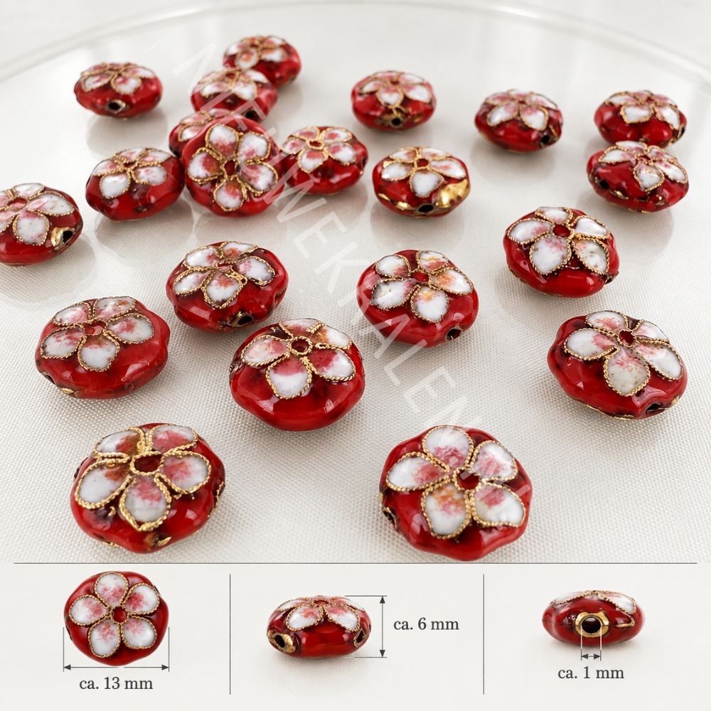 Rode plat-ronde cloisonné kralen van 13 mm met bloemen in wit, rood en roze emaille en goudkleurig draadwerk.