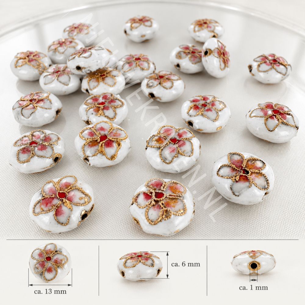 Witte plat-ronde cloisonné kralen van 13 mm met bloemen in wit, rood en roze emaille en goudkleurig draadwerk.