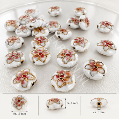 Witte plat-ronde cloisonné kralen van 13 mm met bloemen in wit, rood en roze emaille en goudkleurig draadwerk.