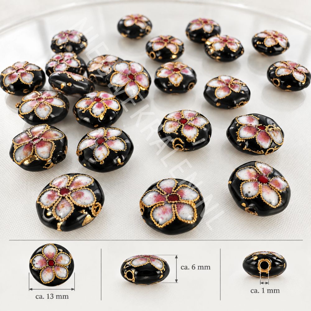 Zwarte plat-ronde cloisonné kralen van 13 mm met bloemen in wit, rood en roze emaille en goudkleurig draadwerk.
