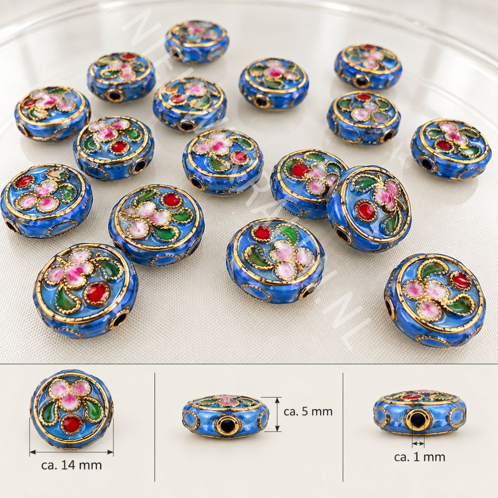 Blauwe plat-ronde cloisonné kralen van 14 mm met bloemmotief in wit, rood, groen en roze emaille en goudkleurig draadwerk.