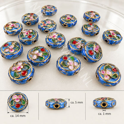 Blauwe plat-ronde cloisonné kralen van 14 mm met bloemmotief in wit, rood, groen en roze emaille en goudkleurig draadwerk.