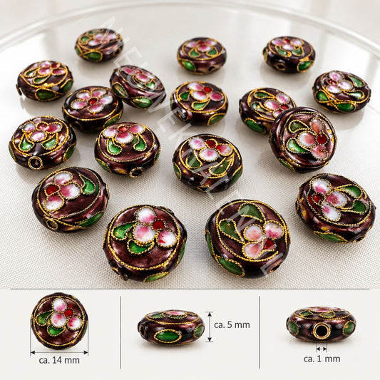 Paarse plat-ronde cloisonné kralen van 14 mm met bloemmotief in wit, rood, groen en roze emaille en goudkleurig draadwerk.