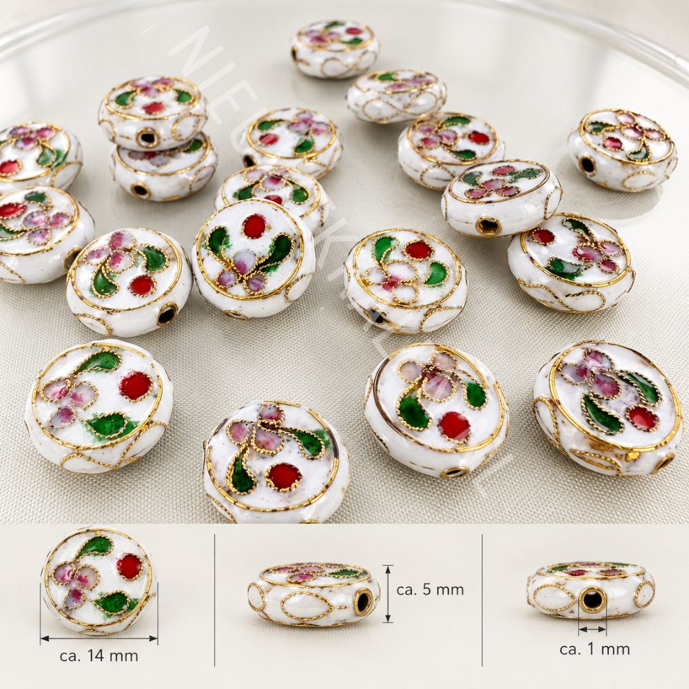 Witte plat-ronde cloisonné kralen van 14 mm met bloemmotief in wit, rood, groen en roze emaille en goudkleurig draadwerk.