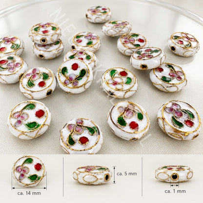 Witte plat-ronde cloisonné kralen van 14 mm met bloemmotief in wit, rood, groen en roze emaille en goudkleurig draadwerk.