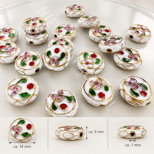 Witte plat-ronde cloisonné kralen van 14 mm met bloemmotief in wit, rood, groen en roze emaille en goudkleurig draadwerk.