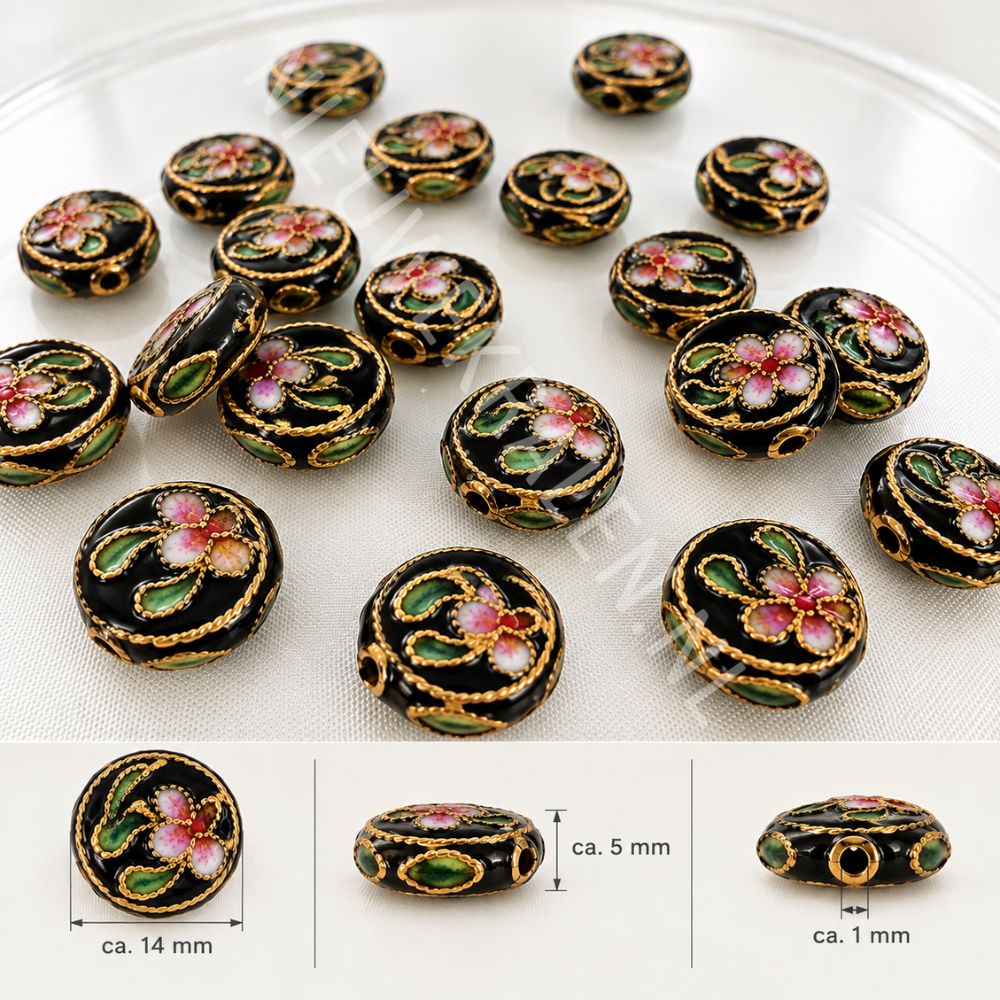 Zwarte plat-ronde cloisonné kralen van 14 mm met bloemmotief in wit, rood, groen en roze emaille en goudkleurig draadwerk.