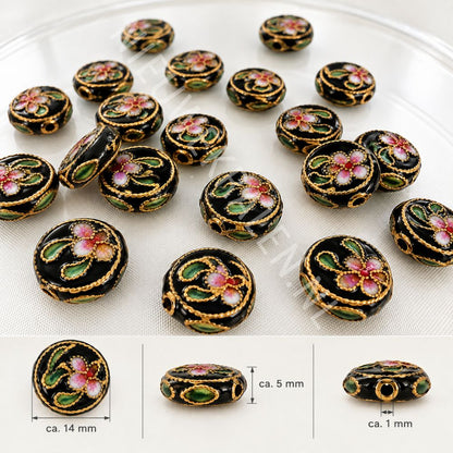 Zwarte plat-ronde cloisonné kralen van 14 mm met bloemmotief in wit, rood, groen en roze emaille en goudkleurig draadwerk.