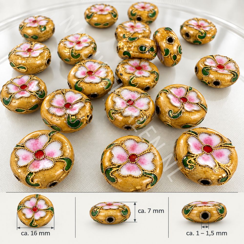Handgemaakte cloisonné kralen antiek goud met bloemen in wit, roze, rood en groene emaille en goudkleurig draadwerk. Plat rond ca. 16 × 7 mm. 