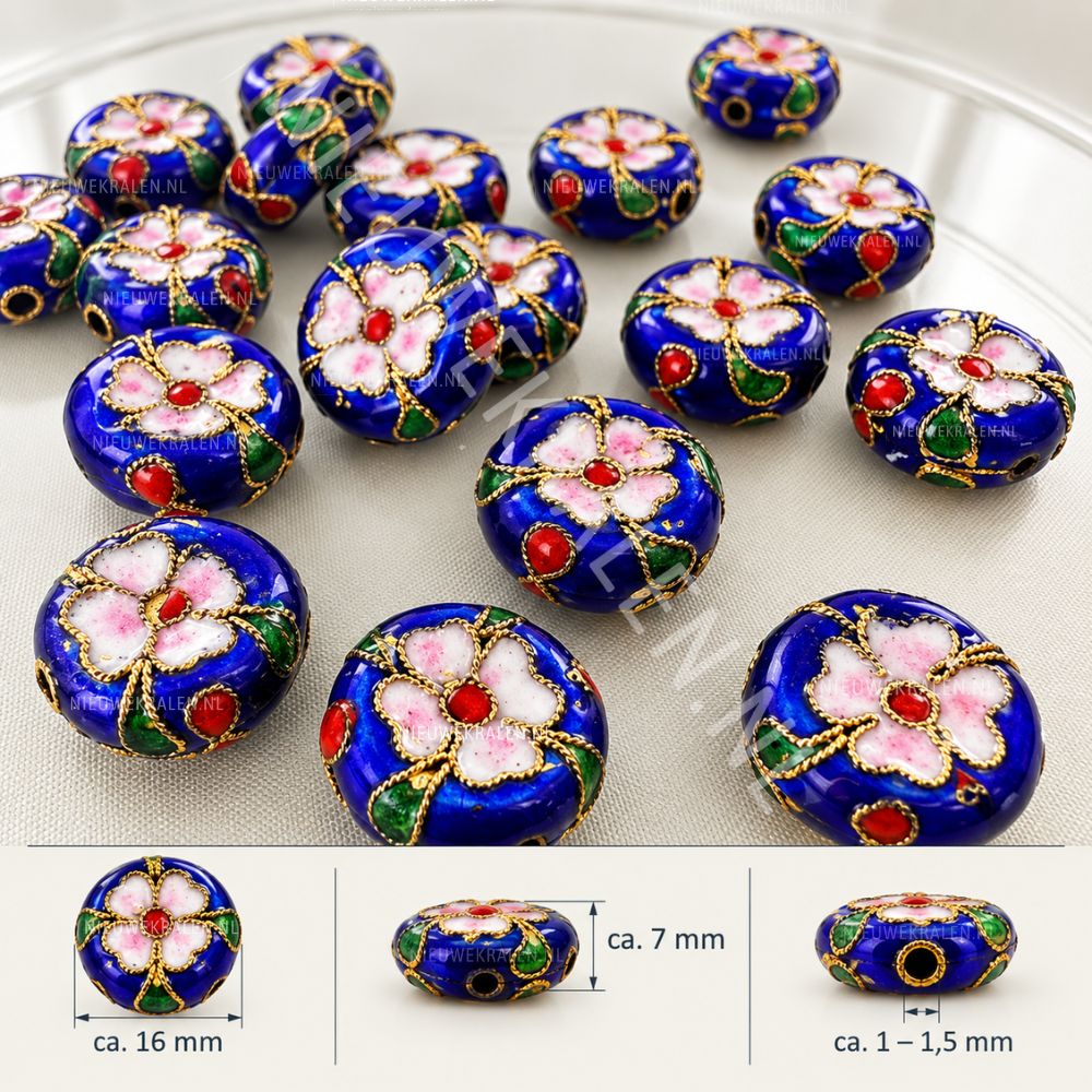 Blauwe handgemaakte cloisonné kralen met bloemen in wit, roze, rood en groene emaille en goudkleurig draadwerk. Plat rond ca. 16 × 7 mm. 