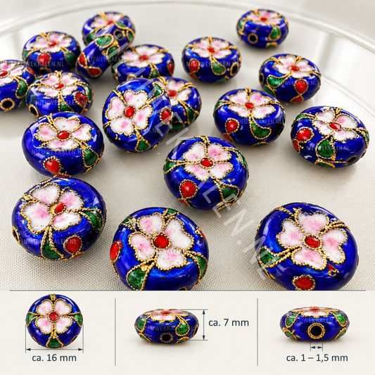Blauwe handgemaakte cloisonné kralen met bloemen in wit, roze, rood en groene emaille en goudkleurig draadwerk. Plat rond ca. 16 × 7 mm. 