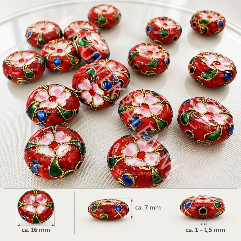 Handgemaakte rode cloisonné kralen met bloemen in wit, roze, rood, blauw en groene emaille en goudkleurig draadwerk. Plat rond ca. 16 × 7 mm