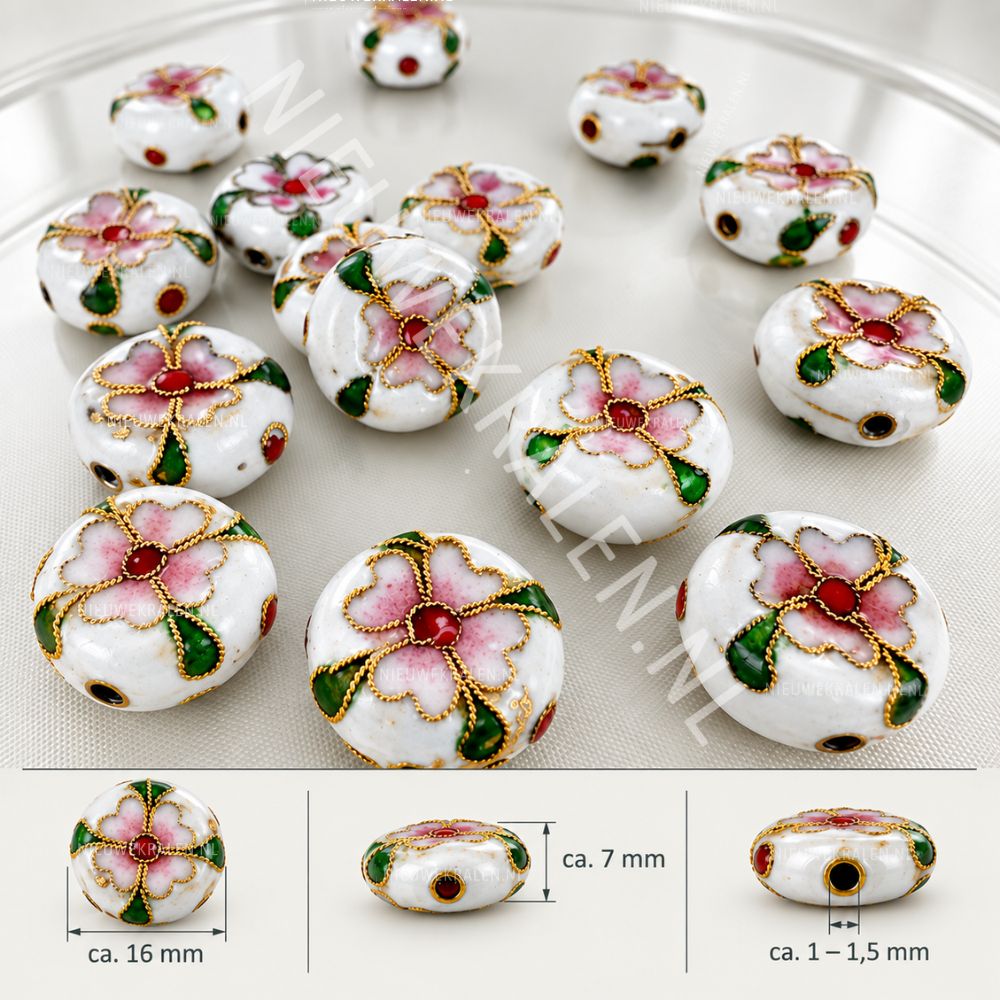 Handgemaakte witte cloisonné kralen met bloemen in roze, rood en groene emaille en goudkleurig draadwerk. Plat rond ca. 16 × 7 mm. 