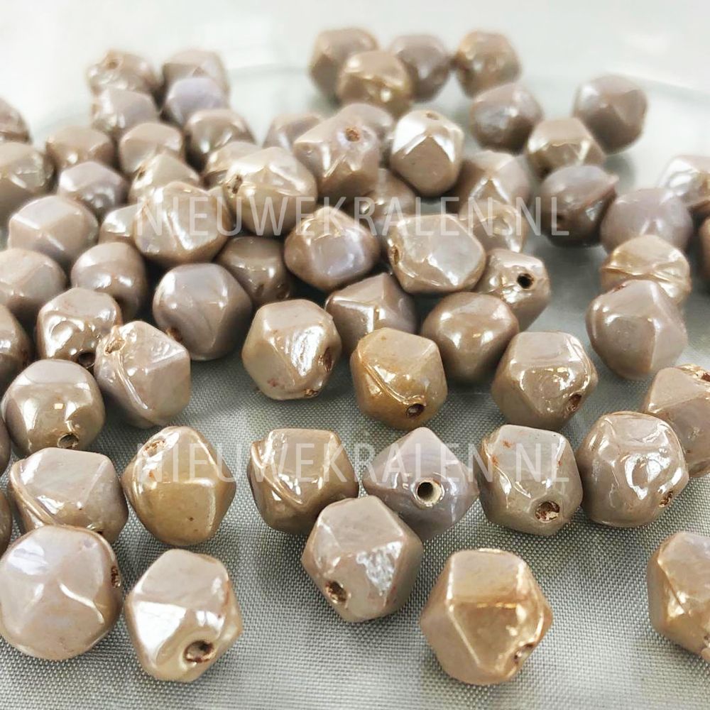 Handgemaakte facetkralen van glas ca. 8 mm grijsbruin lila melange in ronde barokvorm