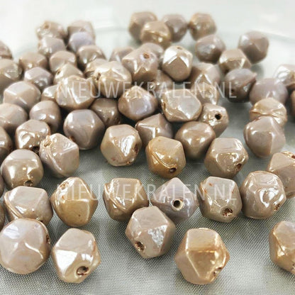 Handgemaakte facetkralen van glas ca. 8 mm grijsbruin lila melange in ronde barokvorm