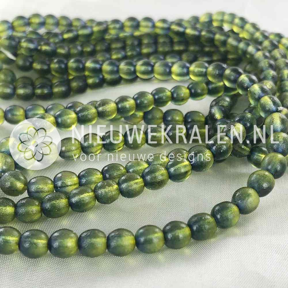 Glaskralen rond groenblauw mat/glans 6 mm met karakteristieke afwerking