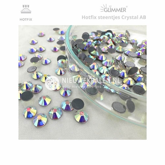 Glimmer hotfix steentjes SS30 in de kleur Crystal AB met vaste lijmlaag