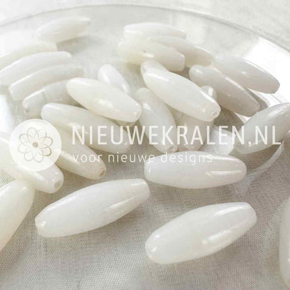 Handgemaakte glaskralen ovaal smokey wit 22×8mm – uniek en ambachtelijk