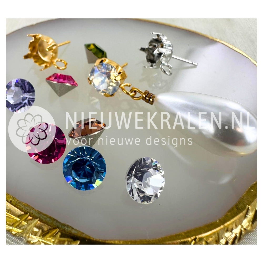 Inspiratie van oorbellen met setting, parel druppelkralen en Swarovski puntstenen in verschillende kleuren. NieuweKralen.nl