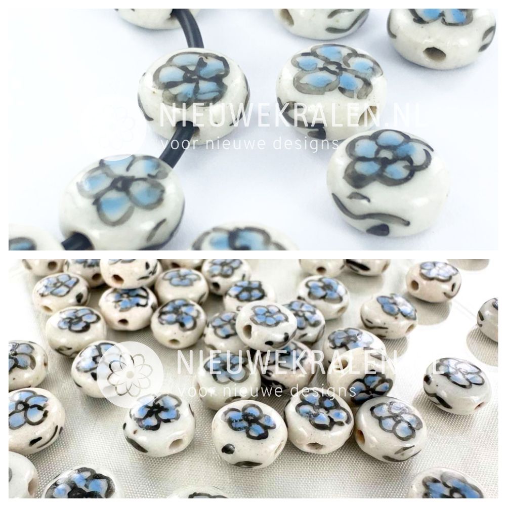 Keramiek kralen met bloemen rond plat wit blauw 10x5 mm losse kralen en geregen op zwart koord