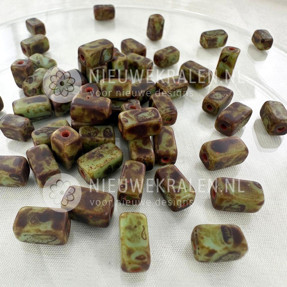 Handgemaakte keramiek kralen groen met bruine nuances in rechthoekige buisjesvorm van ca. 9x5 mm.