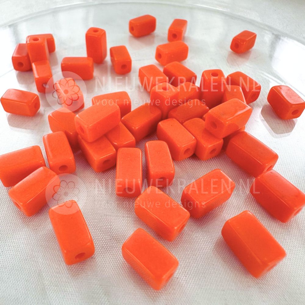 Handgemaakte keramiek kralen oranje in rechthoekige buisjesvorm van ca. 9x5 mm.