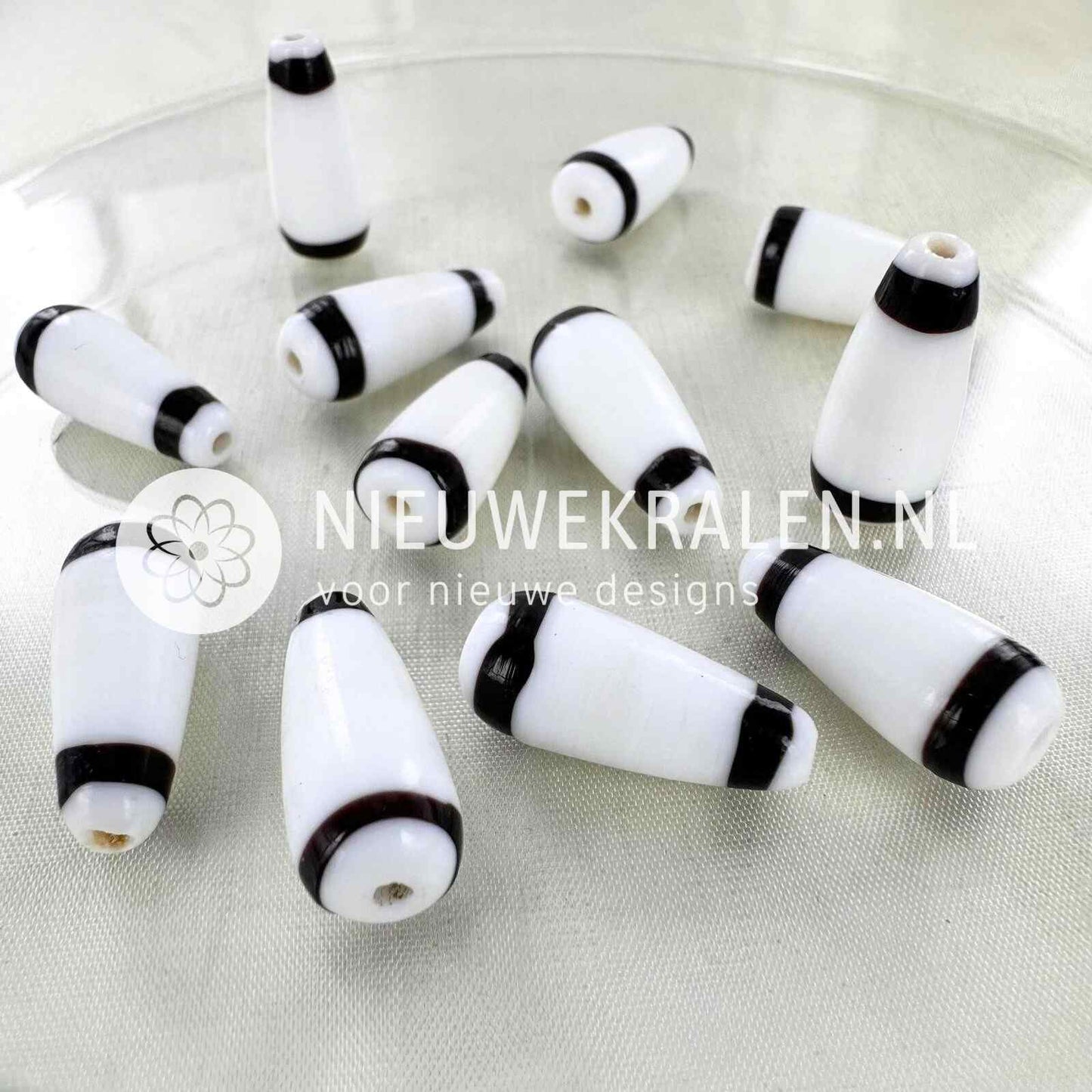 Kromanti druppel glaskralen wit-zwart 20×9mm – handgemaakte glaskralen, elke kraal is uniek en perfect voor Surinaamse sieraden.