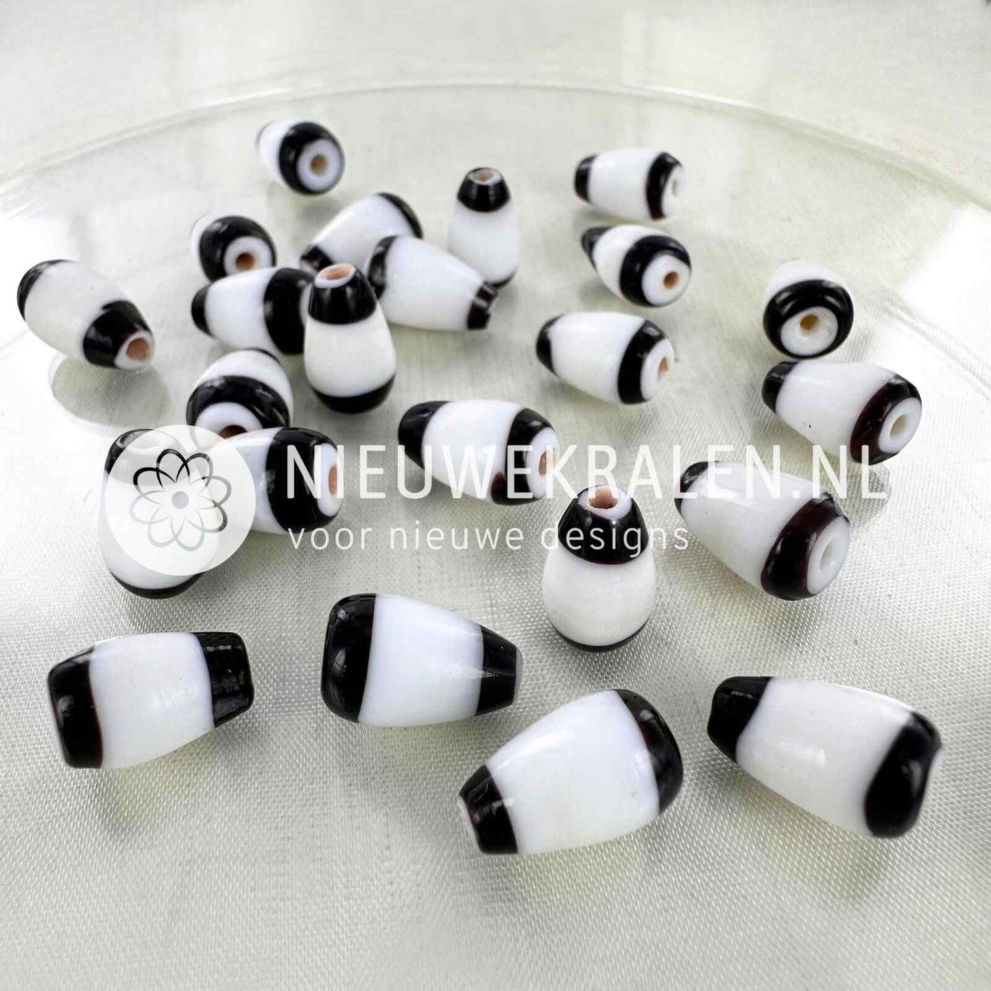 Kromanti druppel glaskralen wit-zwart 18×13mm – handgemaakte glaskralen, elke kraal is uniek en perfect voor Surinaamse sieraden.