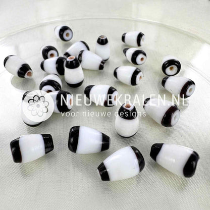 Kromanti druppel glaskralen wit-zwart 18×13mm – handgemaakte glaskralen, elke kraal is uniek en perfect voor Surinaamse sieraden.